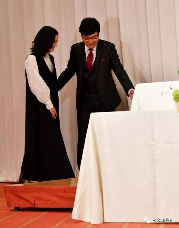 苍井优与山里亮太办结婚记者会200余家媒体出席