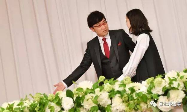 苍井优与山里亮太办结婚记者会200余家媒体出席