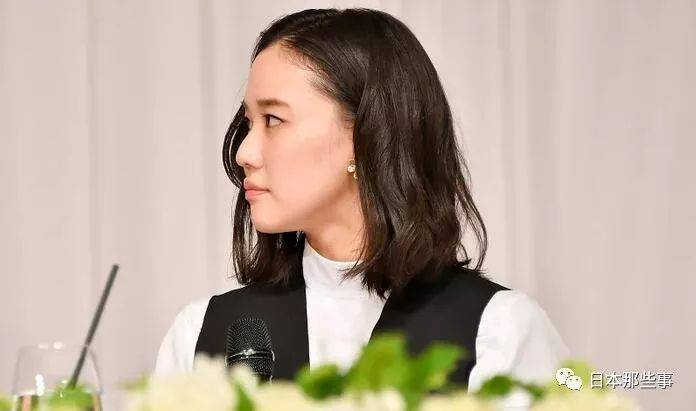 苍井优与山里亮太办结婚记者会200余家媒体出席