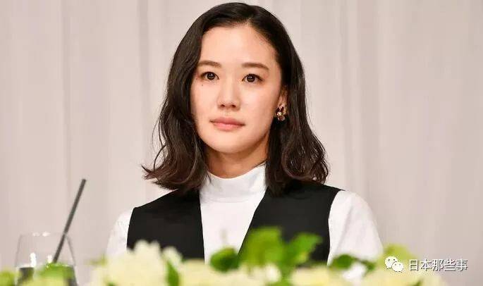 苍井优与山里亮太办结婚记者会200余家媒体出席