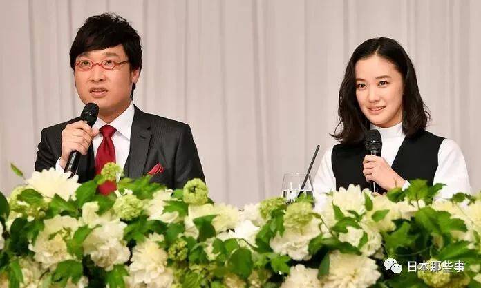 苍井优与山里亮太办结婚记者会200余家媒体出席