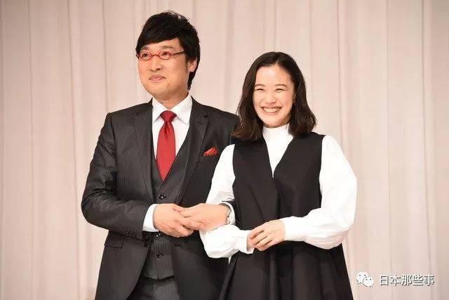 苍井优与山里亮太办结婚记者会200余家媒体出席