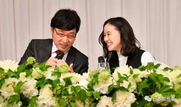 苍井优与山里亮太办结婚记者会200余家媒体出席