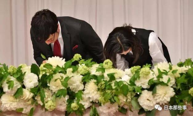 苍井优与山里亮太办结婚记者会200余家媒体出席