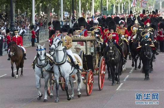 当地时间6月8日，在英国伦敦，英女王伊丽莎白二世乘马车返回白金汉宫。