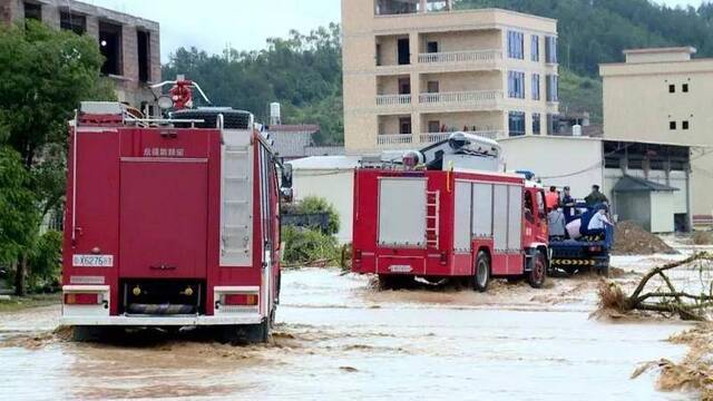 广东河源遭受暴雨 已转移4000人解救500人