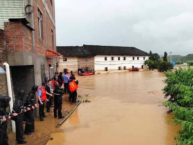 广东河源遭受暴雨 已转移4000人解救500人