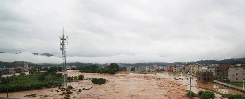 广东河源遭受暴雨 已转移4000人解救500人