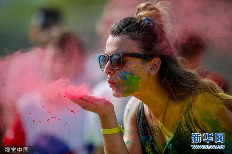 土耳其举办色彩节活动 上演五彩狂欢