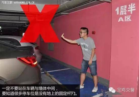 儿子指挥新手父亲停车 车子却失控直直撞向他