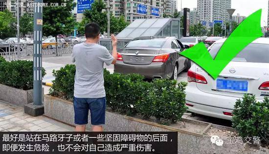 儿子指挥新手父亲停车 车子却失控直直撞向他