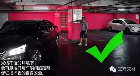 儿子指挥新手父亲停车 车子却失控直直撞向他