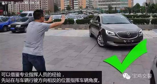 儿子指挥新手父亲停车 车子却失控直直撞向他