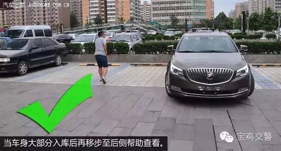 儿子指挥新手父亲停车 车子却失控直直撞向他