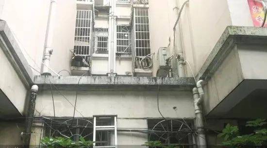 6月8日，长沙雨花区左家塘丹桂雅苑小区，居民发现和救下孩子的平台。平台下还留着救援用的梯子。视频截图