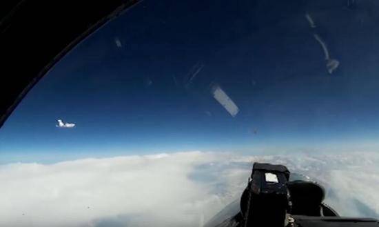 俄罗斯战机波罗的海上空紧急拦截美侦察机。（图源：《莫斯科时报》）