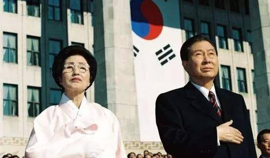 金大中和李姬镐在总统任职典礼上。