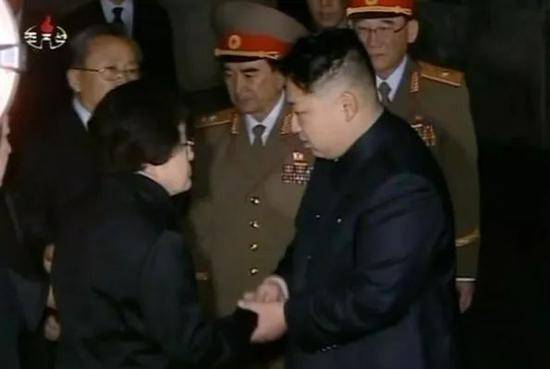 2011年金正日去世时，访问平壤锦绣山纪念宫的李姬镐（前排左一）向金正恩表示慰问。