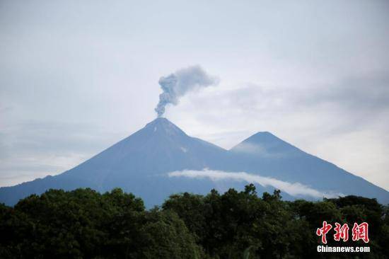 险中逃生！美国一男子坠入火山口逾243米深处获救