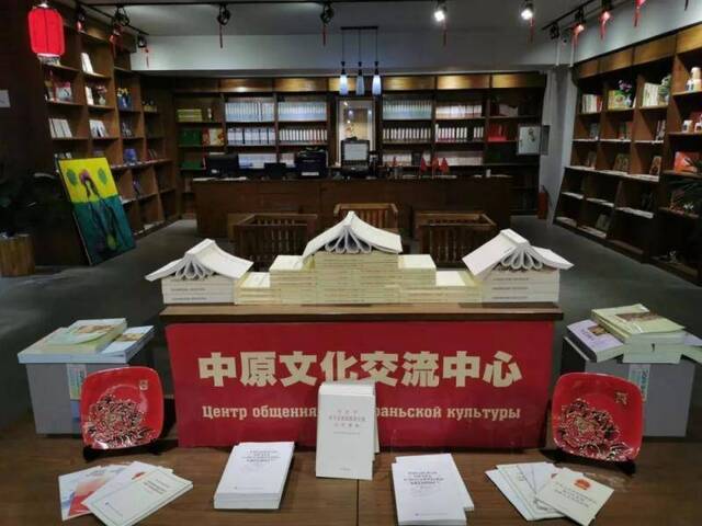 位于比什凯克市中心的新华书店。（新华社记者王申摄）