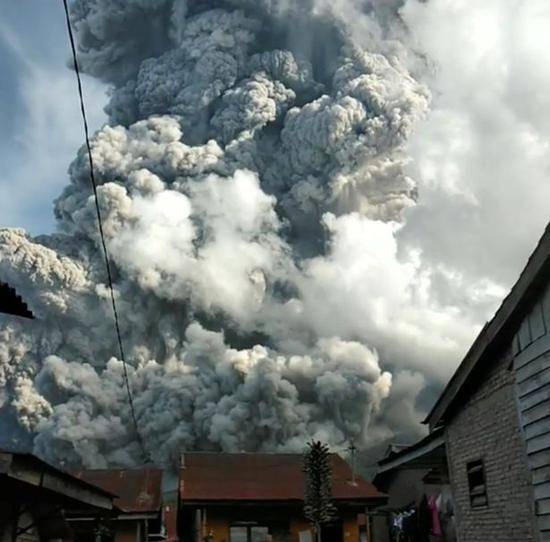 锡纳布格火山向天际喷出大量的浓烟。