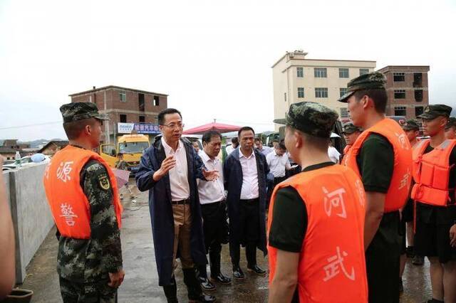 河源暴雨一村庄被困，直升机来回7趟“送物资，运人”