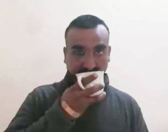 阿比纳丹被俘时喝茶的视频截图