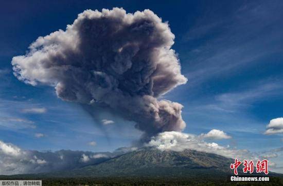 俄堪察加半岛克柳切夫火山喷发 灰柱高达5千米