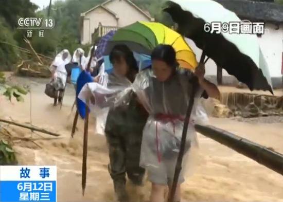 暴雨引发山洪村民被困 县长带队经55小时成功救援