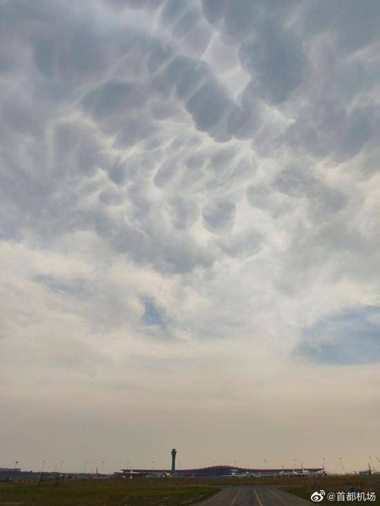 首都机场雷雨过后天空出现“乳状云”(图)