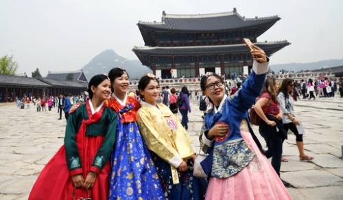 游客穿韩服在景福宫自拍（韩国《世界日报》）