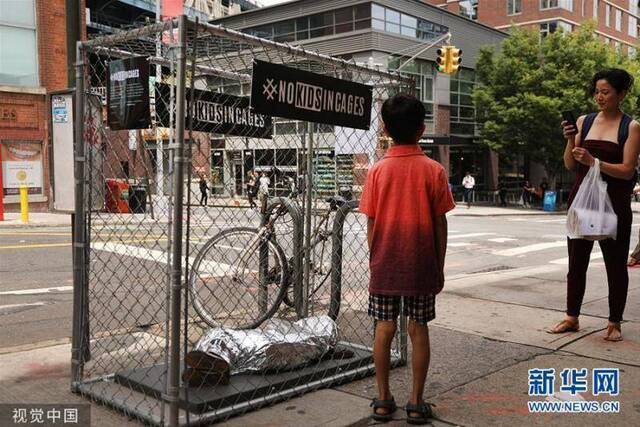 纽约街头现“铁笼里的移民儿童”艺术装置 凸显美墨边境问题