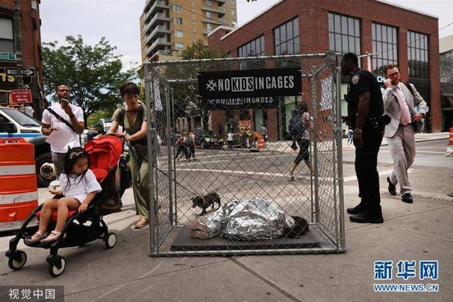 纽约街头现“铁笼里的移民儿童”艺术装置 凸显美墨边境问题