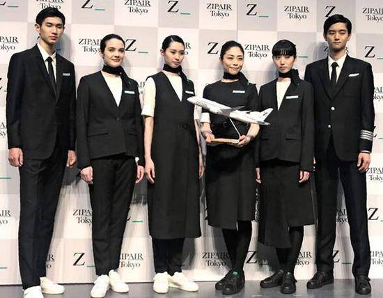 ZIP AIR Tokyo的制服搭配运动鞋