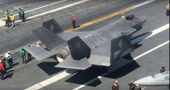 卡尔文森航母上的F-35C，F-35C被海军诟病飞的太慢，无法快速抵达任务空域执行舰队拦截任务图源：美国海军