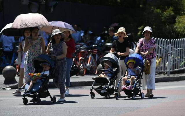 现场丨高温日来袭 城里人防晒乡里人保墒