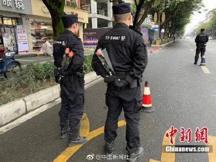 民警献血一开始比“V”手势 针扎下去疼成表情包