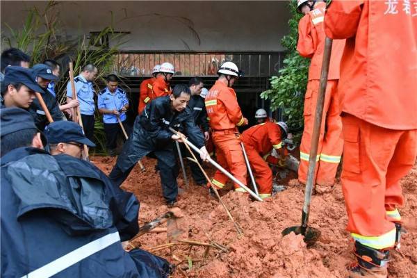 福建武平发生一起山体滑坡多车辆被掩埋 已致1人死亡