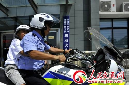 河南洛阳交警铁骑队开展亲子活动