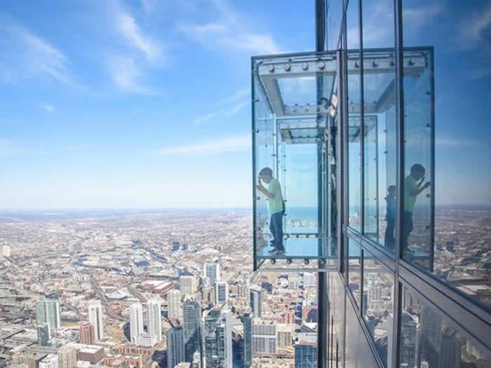 美国芝加哥最高建筑物威利斯大厦（Willis Tower）观景台玻璃突然爆裂吓坏游客