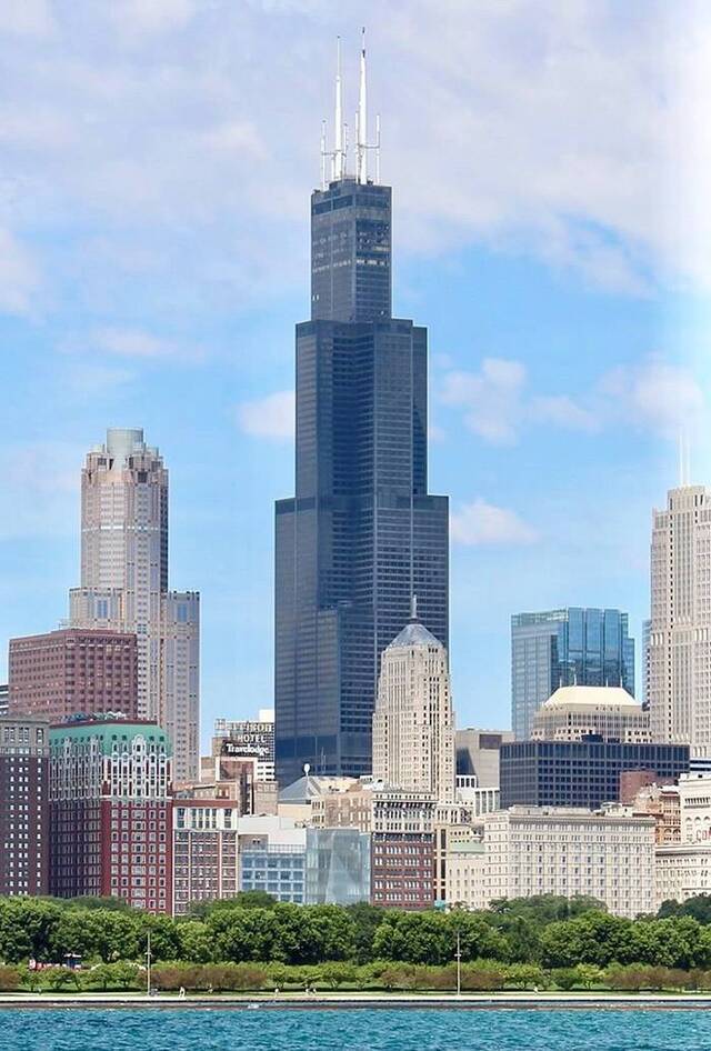 美国芝加哥最高建筑物威利斯大厦（Willis Tower）观景台玻璃突然爆裂吓坏游客