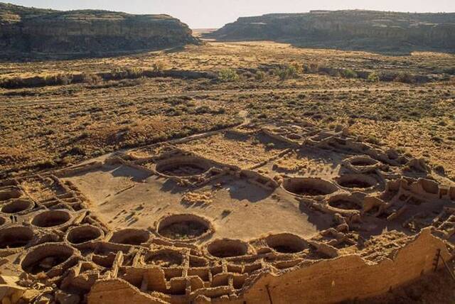 美国新墨西哥州这座被称作普韦布洛波尼托（Pueblo Bonito）的建筑遗址延伸出650间房间，公元1200年至800年间，它曾经位处查科峡谷（Chaco C