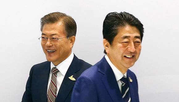 资料图：2017年7月7日，德国汉堡，G20峰会前，日本首相安倍晋三同韩国总统文在寅会面。图片来源：视觉中国