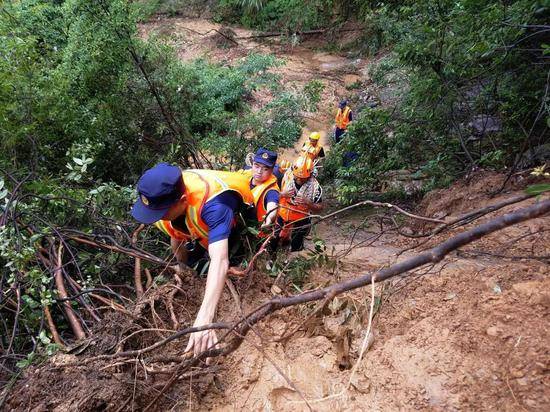 南方降雨致8省61人死 国家Ⅳ级救灾应急响应启动