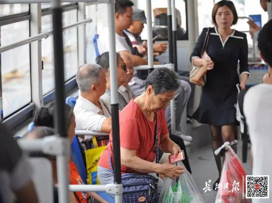 一位奶奶持老年证乘坐公交。来源：长江日报