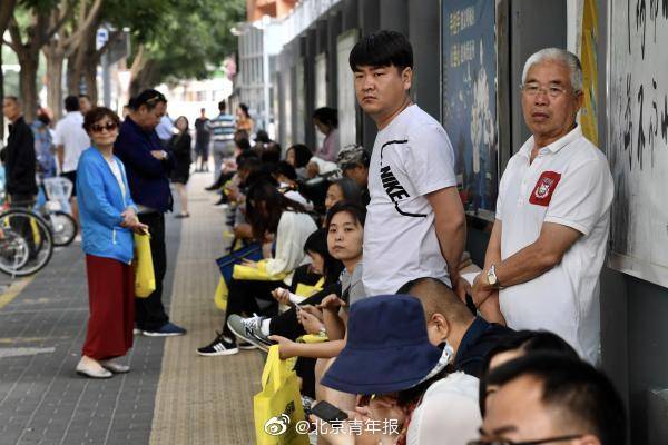 北京幼升小入学登记启动家长凌晨4点赶来排队