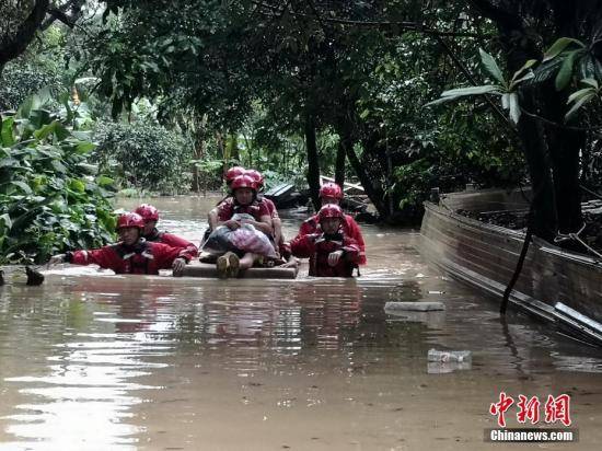  6月16日，因遭遇暴雨袭击，广西沿海多处发生严重内涝，居民被困。当地消防部门接到求助信息后，先后转移被困的居民数十人。中新社发骆应铭摄