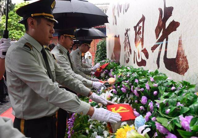 八宝山革命公墓为迁葬烈士举行祭奠仪式。摄影/新京报记者吴宁