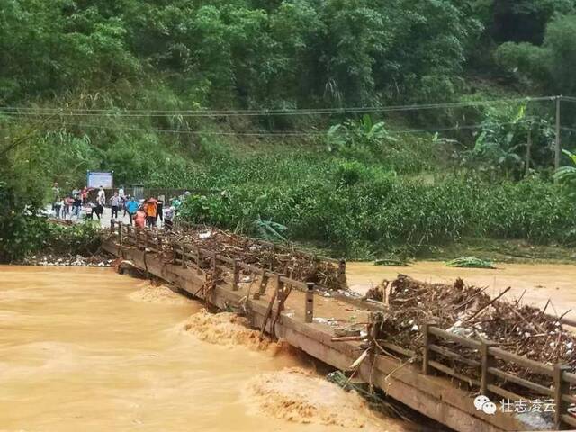 广西凌云县暴雨引发山洪致2人死亡 有车辆被冲走