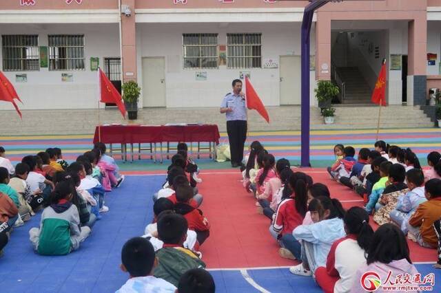 “文明交通 平安童行”——云南曲靖陆良交警携手派出所走进小学宣讲交通安全知识